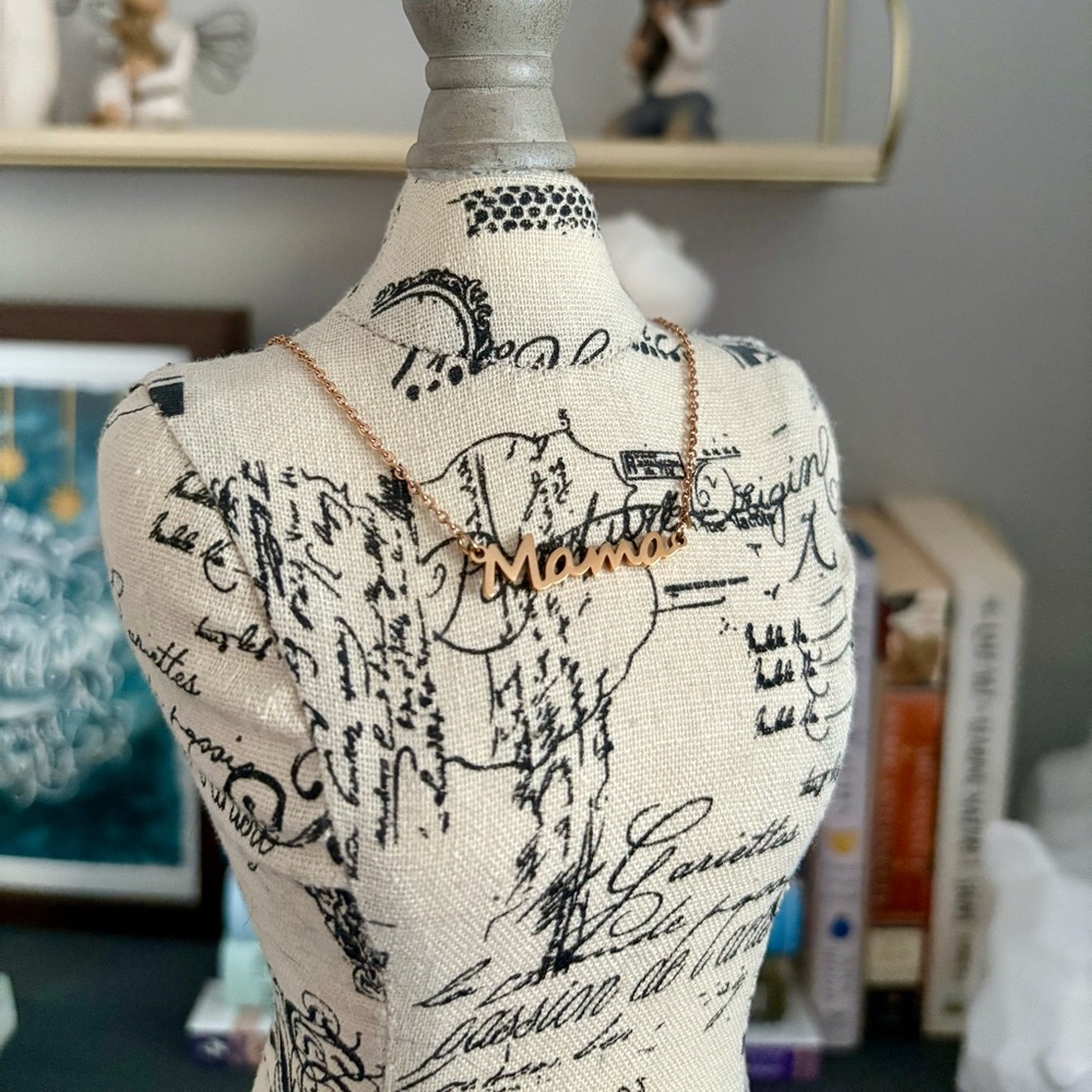 NWOT Gold Mama Word Name Necklace